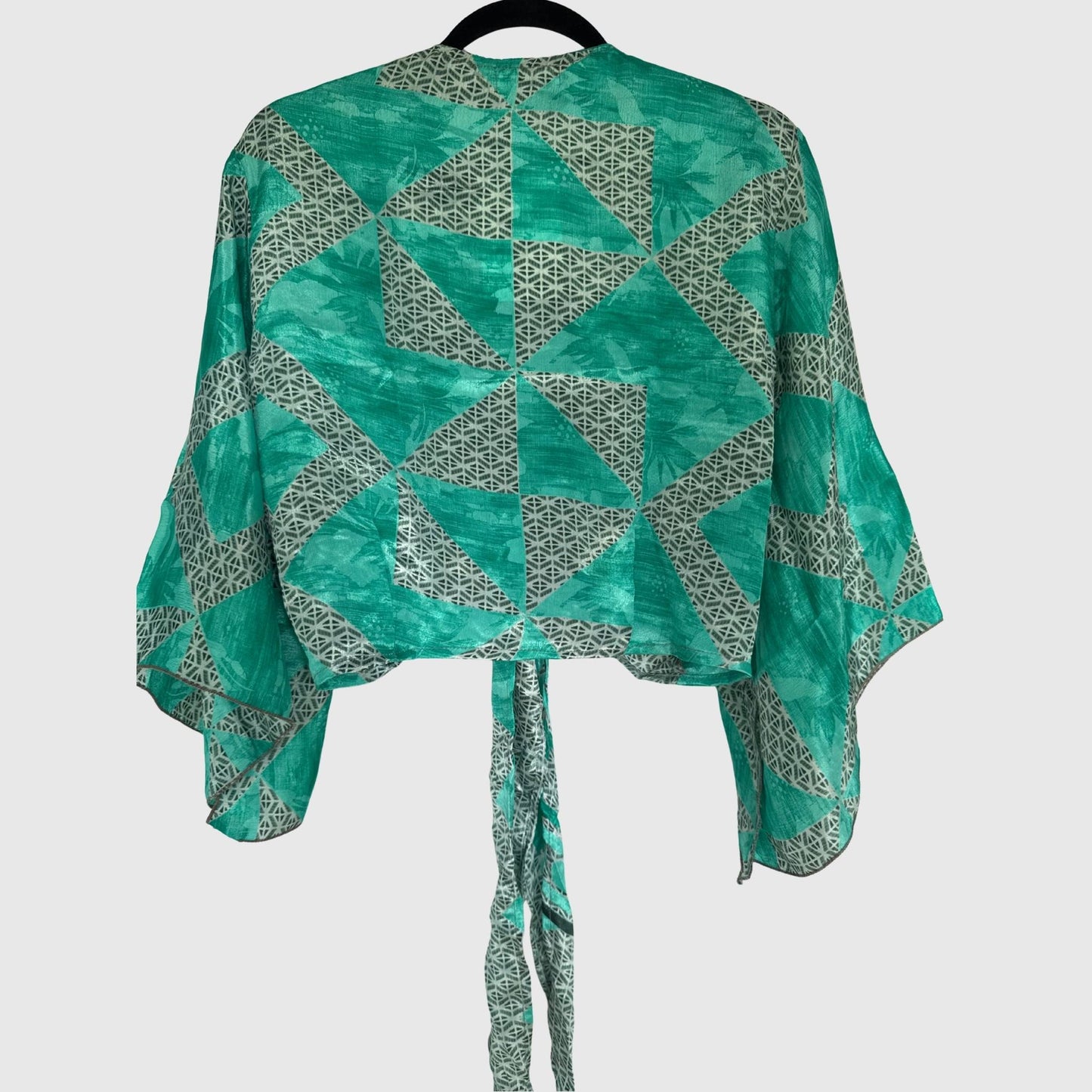Upcycled Wickelbluse #913 aus Vintage-Sari in Türkis – Rückansicht