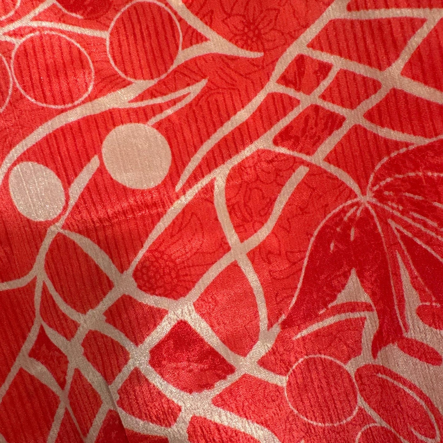 Upcycled Wickelbluse #916 aus Vintage-Sari in Rot – Detailansicht