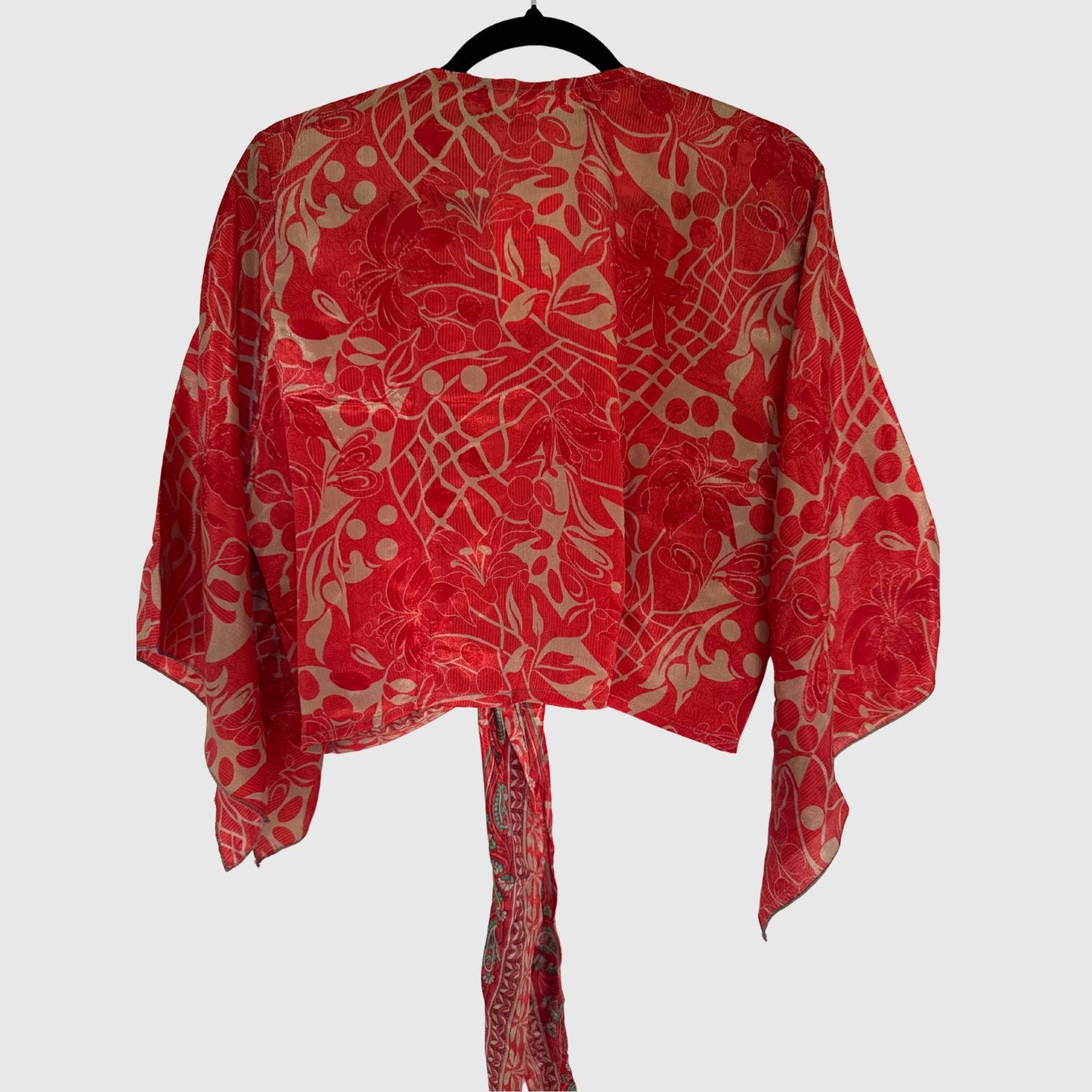 Upcycled Wickelbluse #916 aus Vintage-Sari in Rot – Rückansicht