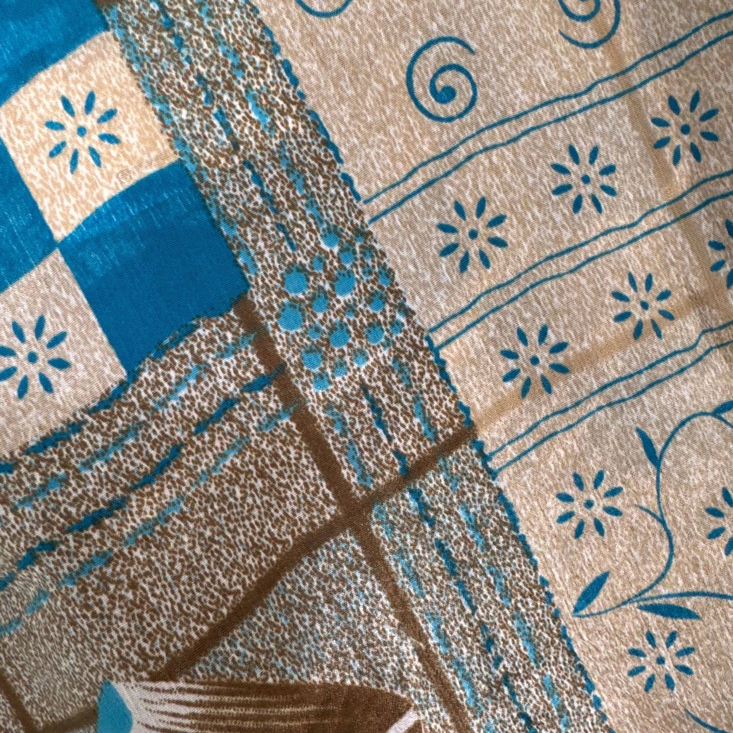 Upcycled Wickelbluse #917 aus Vintage-Sari in Beige – Detailansicht