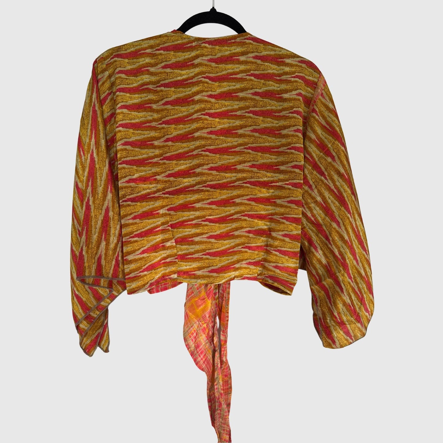 Upcycled Wickelbluse #918 aus Vintage-Sari in Orange – Rückansicht