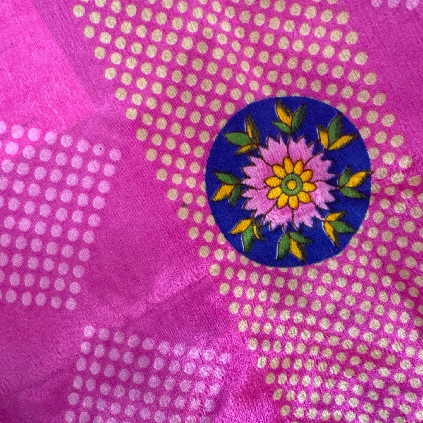 Upcycled Wickelbluse #919 aus Vintage-Sari in Pink – Detailansicht
