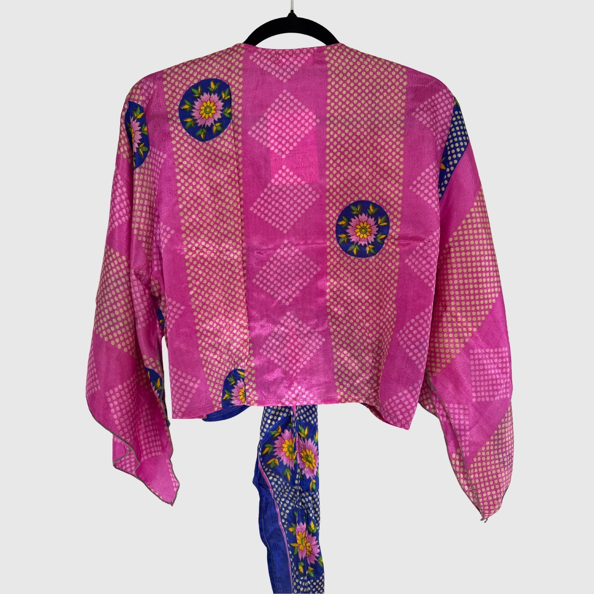 Upcycled Wickelbluse #919 aus Vintage-Sari in Pink – Rückansicht