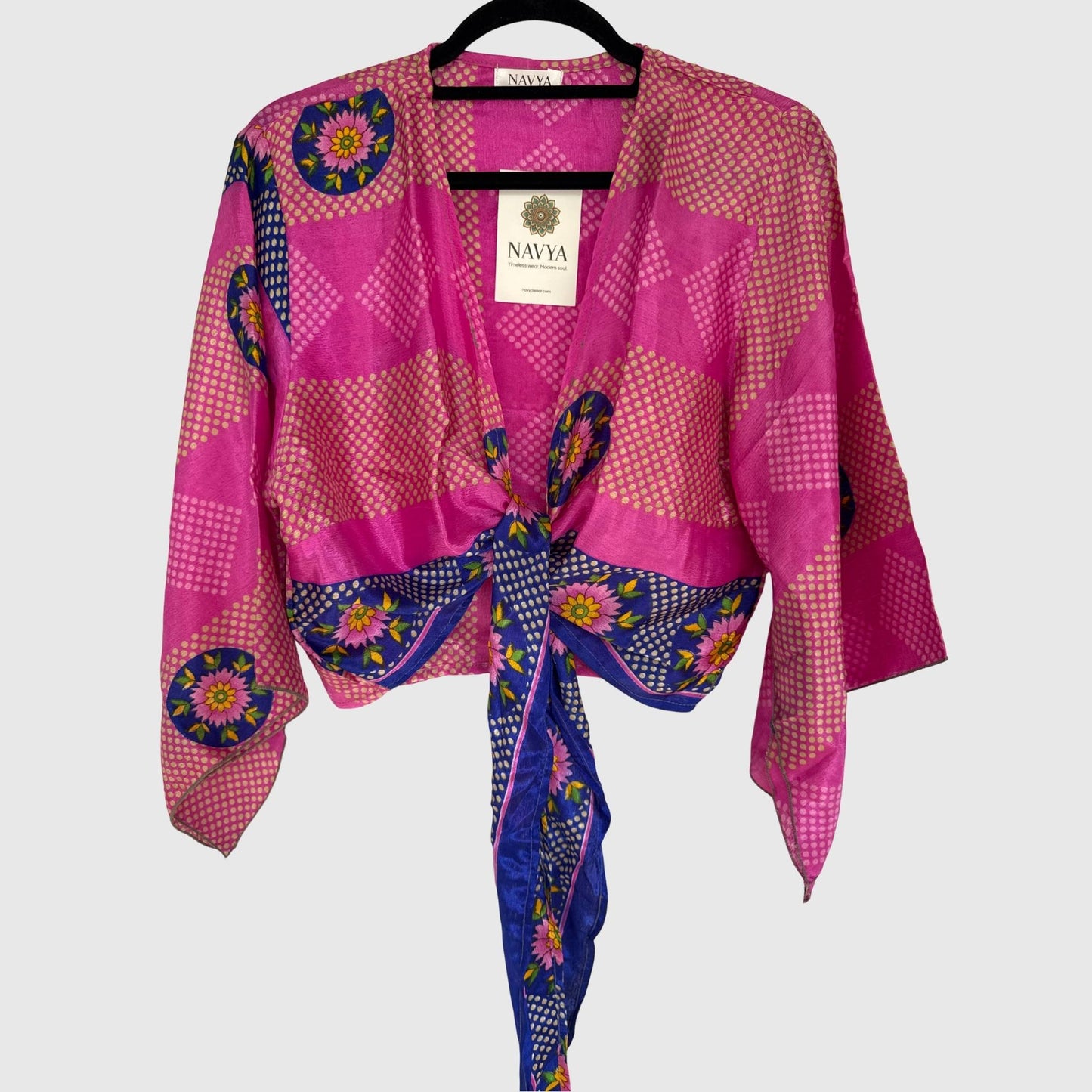 Upcycled Wickelbluse #919 aus Vintage-Sari in Pink – Vorderansicht
