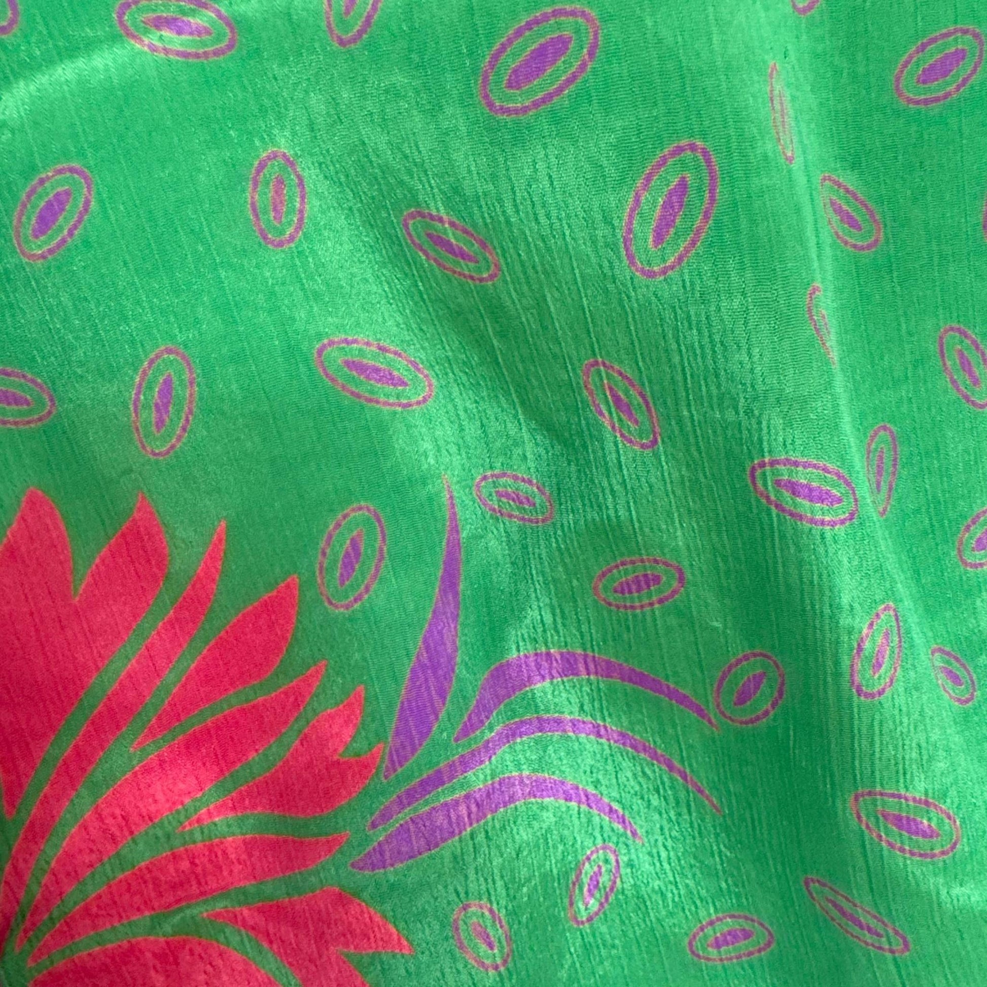 Upcycled Wickelbluse #920 aus Vintage-Sari in Grün – Detailansicht