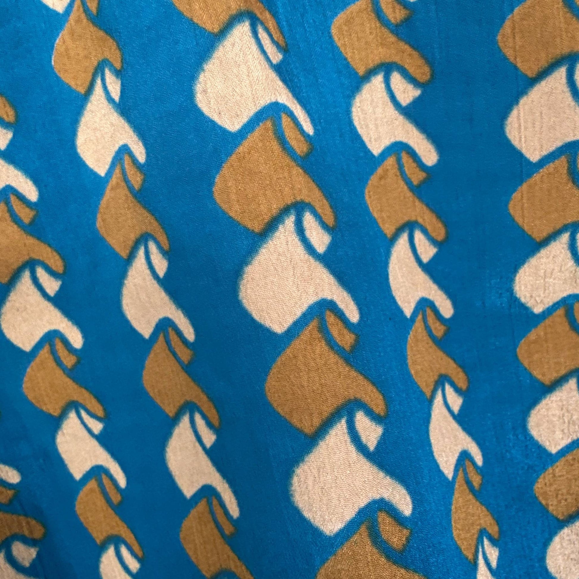 Upcycled Wickelbluse #921 aus Vintage-Sari in Türkis – Detailansicht