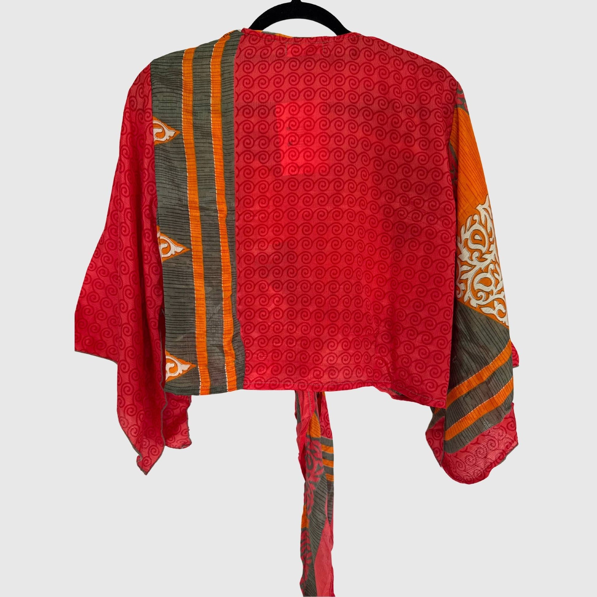 Upcycled Wickelbluse #922 aus Vintage-Sari in Rot – Rückansicht
