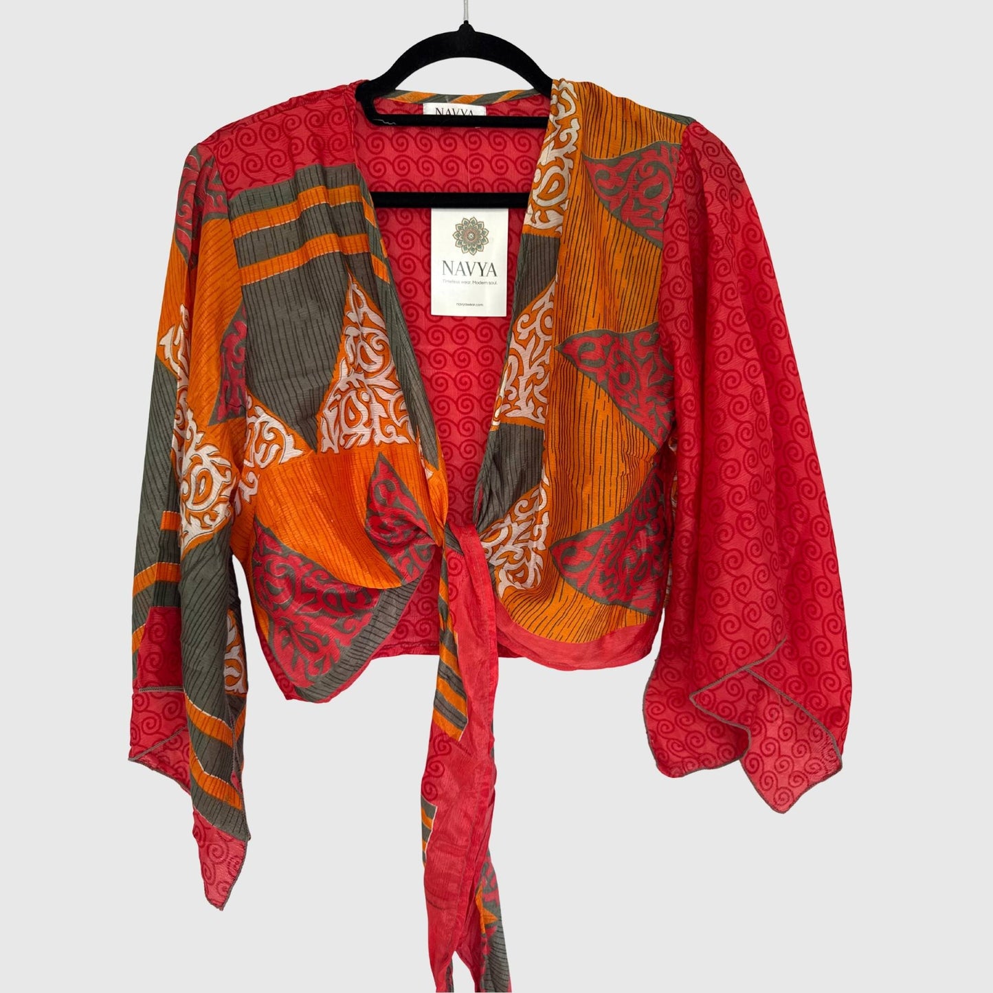 Upcycled Wickelbluse #922 aus Vintage-Sari in Rot – Vorderansicht