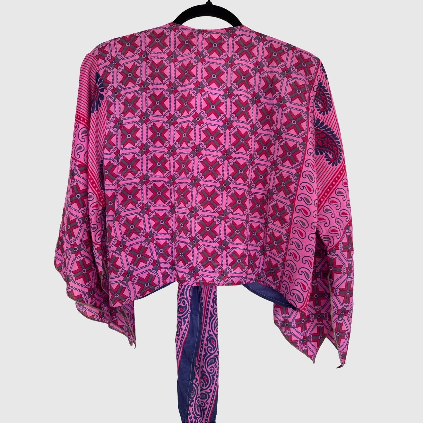 Upcycled Wickelbluse #923 aus Vintage-Sari in Pink – Rückansicht