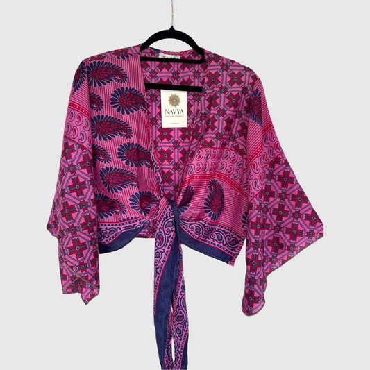 Upcycled Wickelbluse #923 aus Vintage-Sari in Pink – Vorderansicht