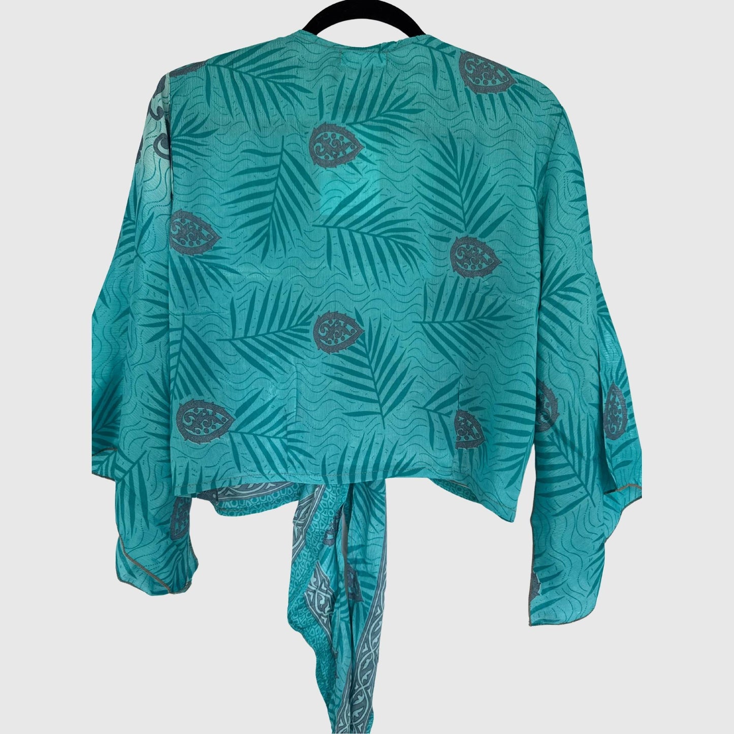 Upcycled Wickelbluse #924 aus Vintage-Sari in Türkis – Rückansicht