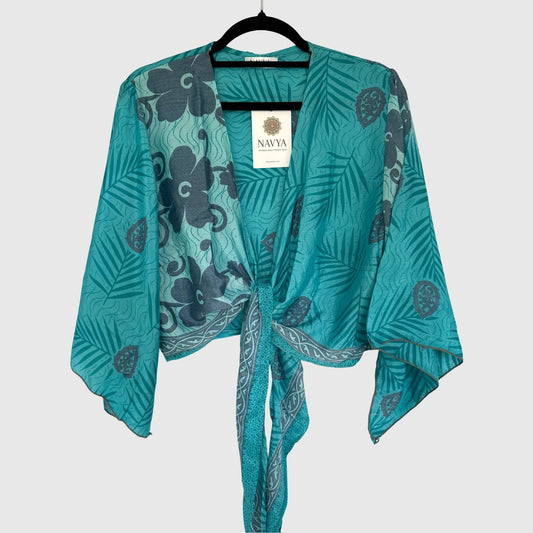 Upcycled Wickelbluse #924 aus Vintage-Sari in Türkis – Vorderansicht