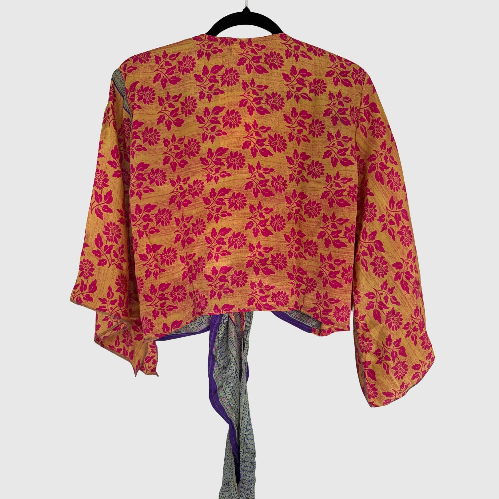Upcycled Wickelbluse #926 aus Vintage-Sari in Pink & Orange – Rückansicht