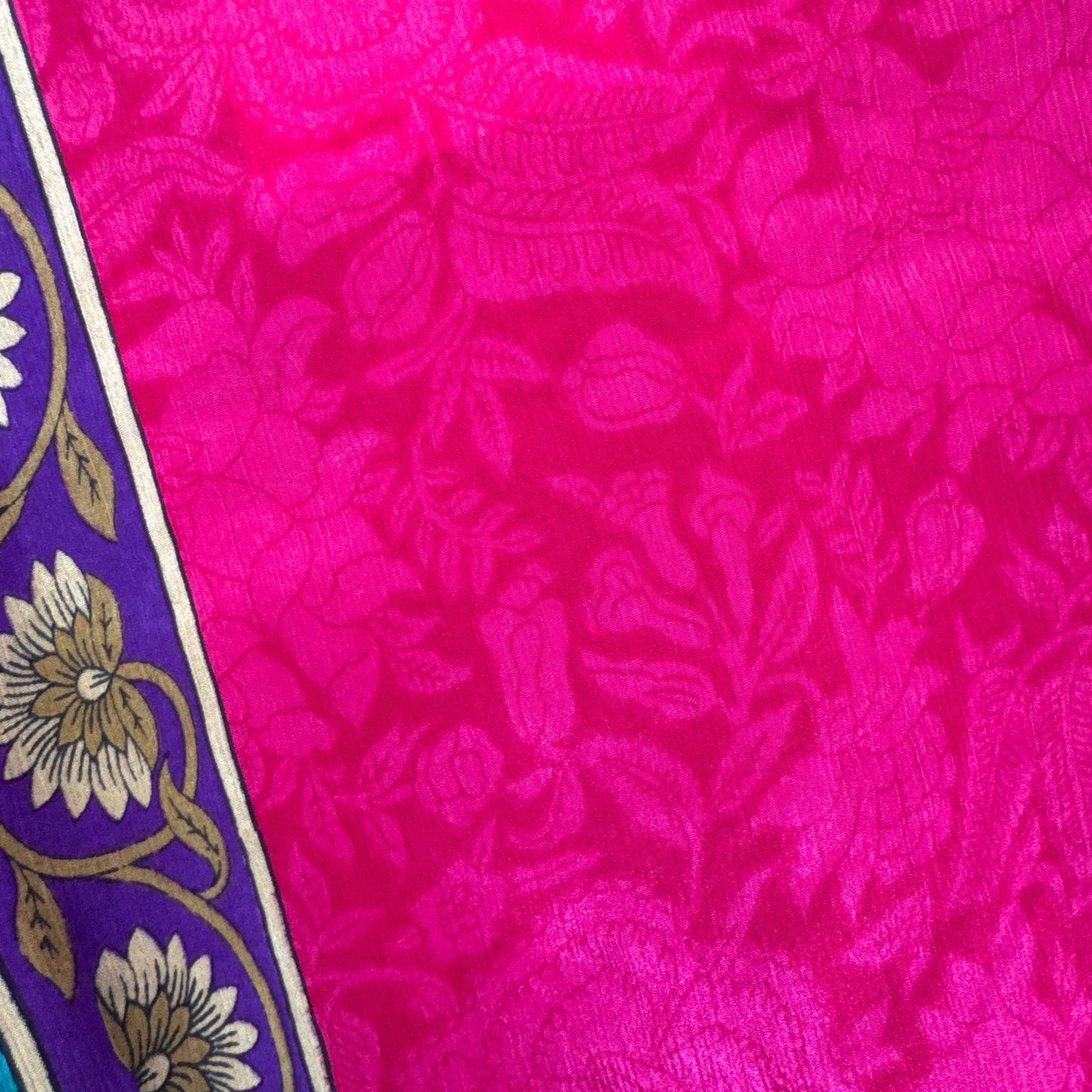Upcycled Wickelbluse #928 aus Vintage-Sari in Pink & Lila – Detailansicht