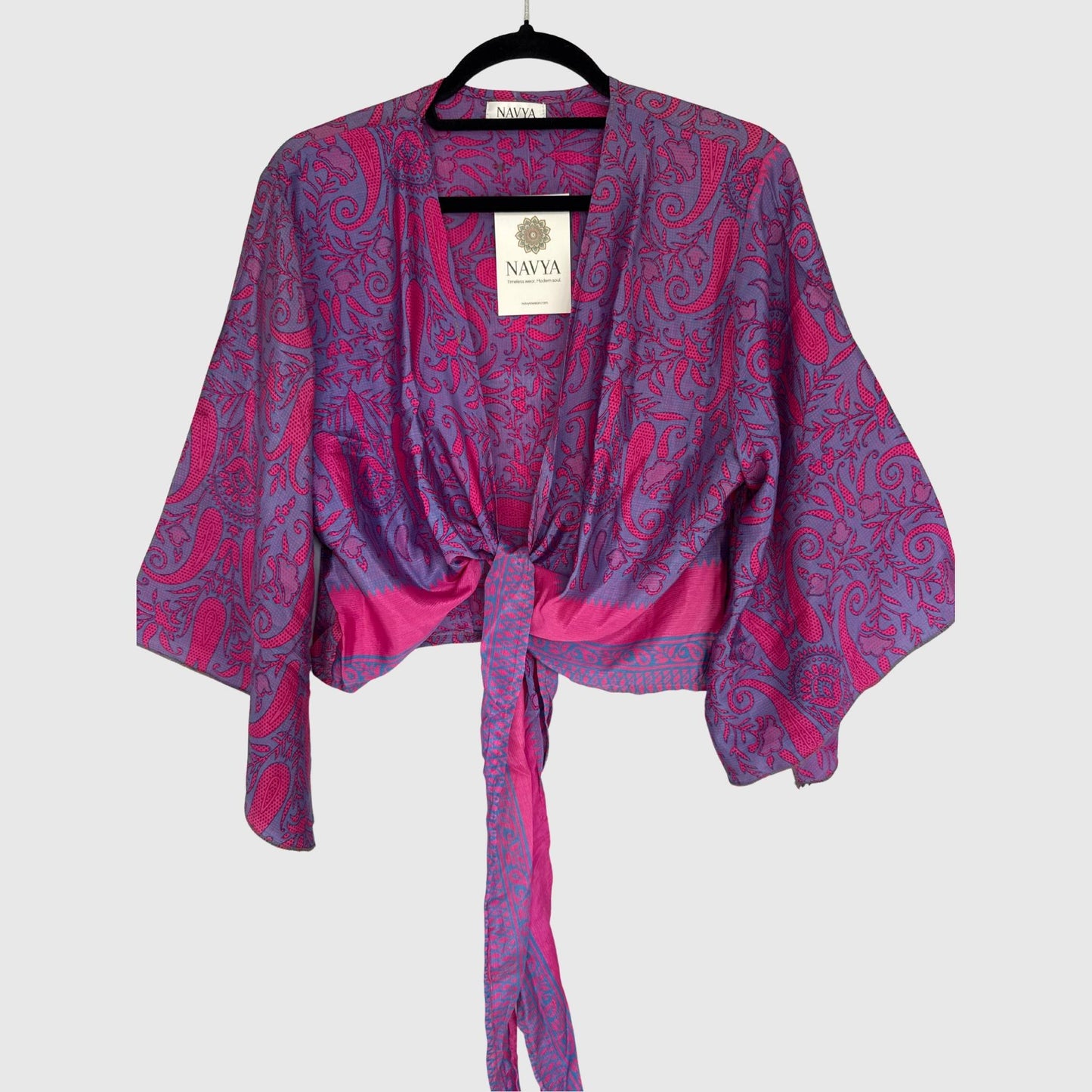 Upcycled Wickelbluse #929 aus Vintage-Sari in Lila & Pink – Vorderansicht