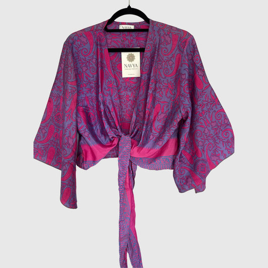 Upcycled Wickelbluse #929 aus Vintage-Sari in Lila & Pink – Vorderansicht