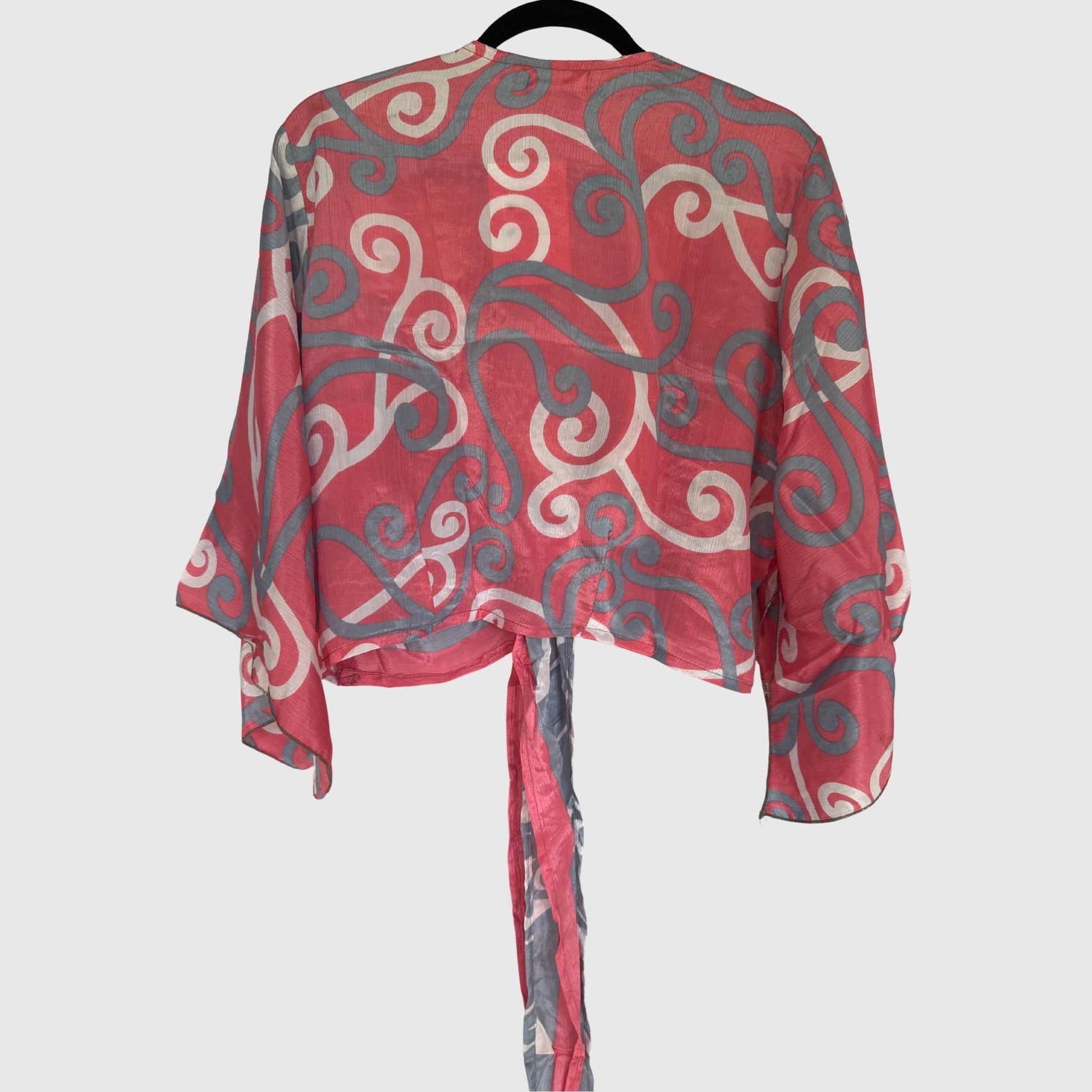 Upcycled Wickelbluse #930 aus Vintage-Sari in Rot & Grau – Rückansicht