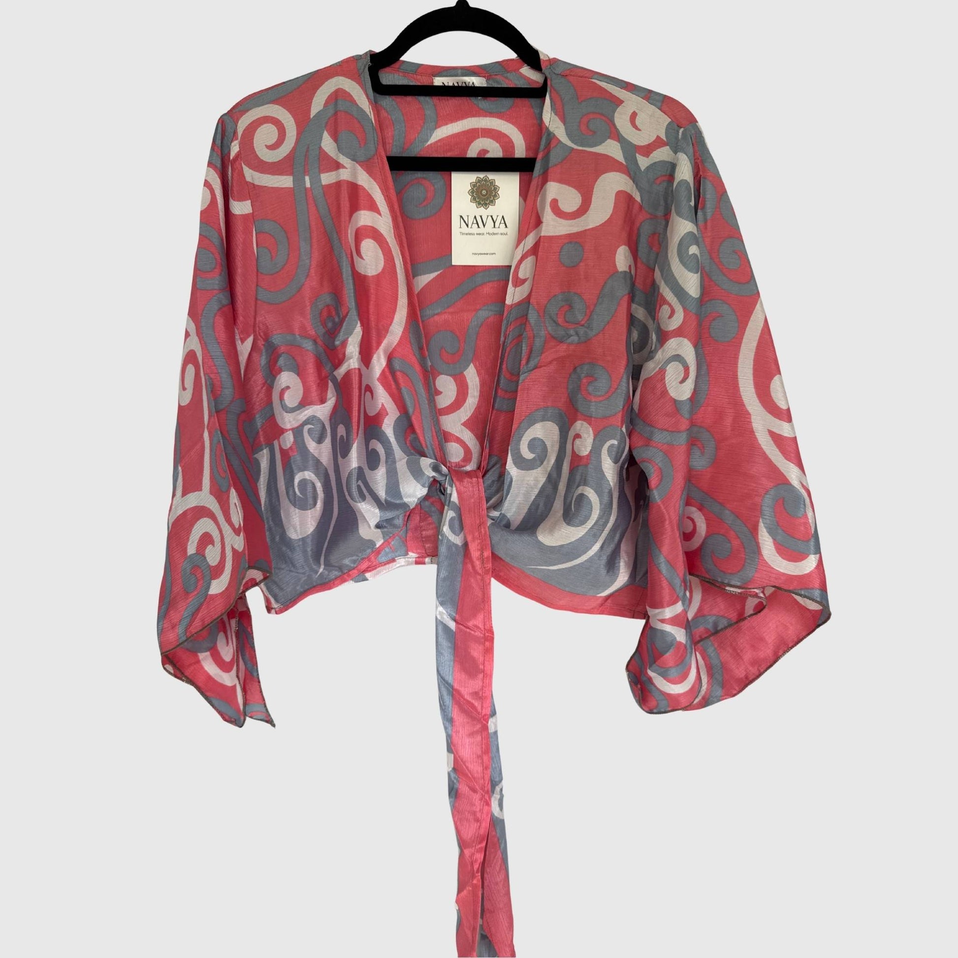 Upcycled Wickelbluse #930 aus Vintage-Sari in Rot & Grau – Vorderansicht