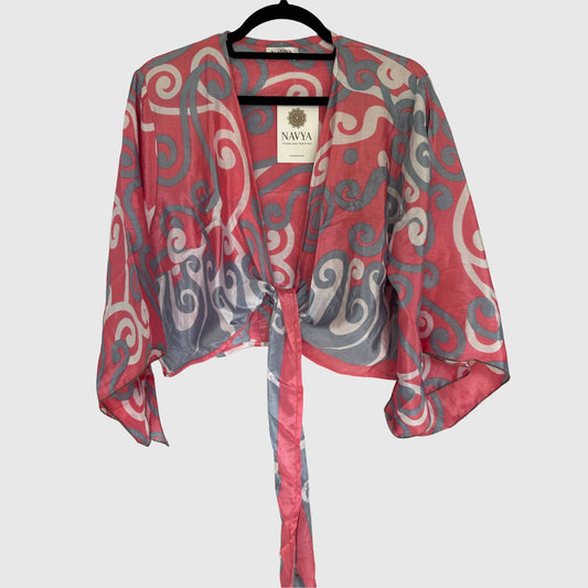 Upcycled Wickelbluse #930 aus Vintage-Sari in Rot & Grau – Vorderansicht