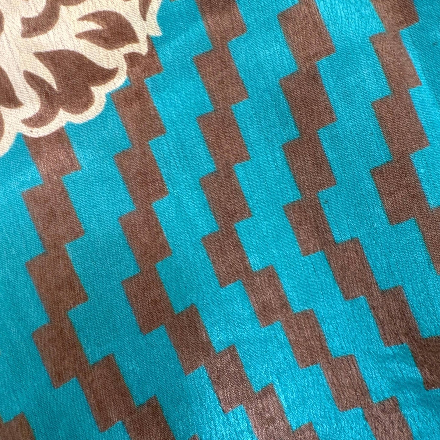 Upcycled Wickelbluse #931 aus Vintage-Sari in Türkis, Gelb & Braun – Detailansicht