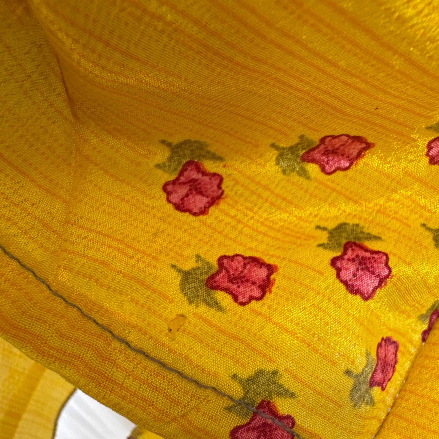 Upcycled Wickelbluse #932 aus Vintage-Sari in Gold & Orange – Detailansicht
