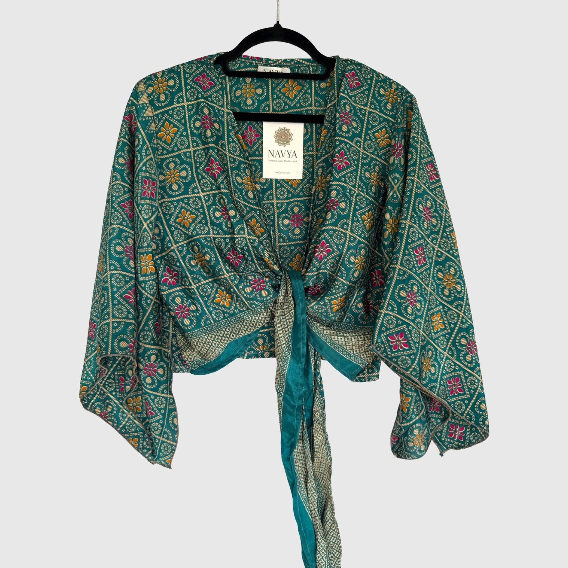 Upcycled Wickelbluse #933 aus Vintage-Sari in Grün – Vorderansicht