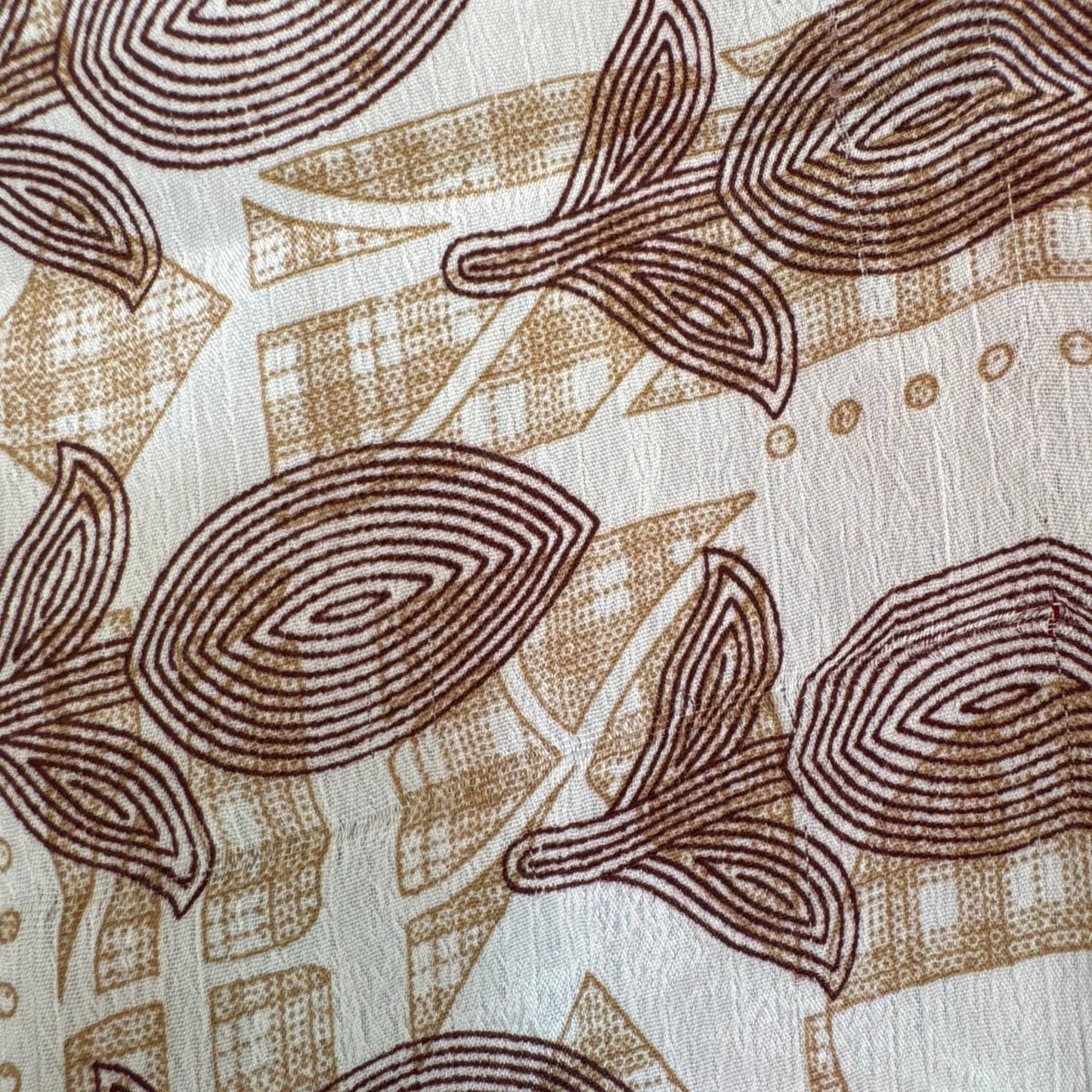 Upcycled Wickelbluse #934 aus Vintage-Sari in Beige & Braun – Detailansicht
