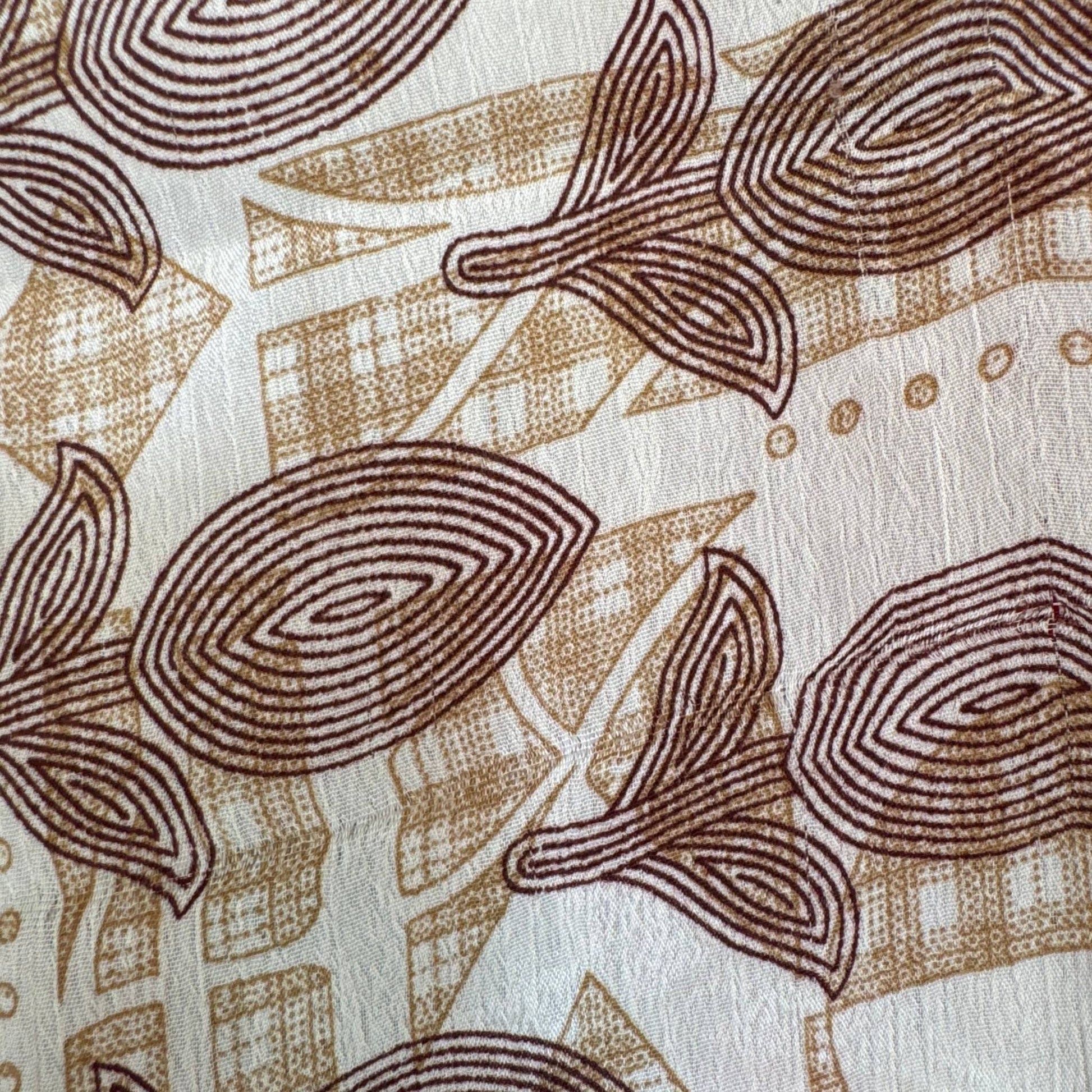 Upcycled Wickelbluse #934 aus Vintage-Sari in Beige & Braun – Detailansicht