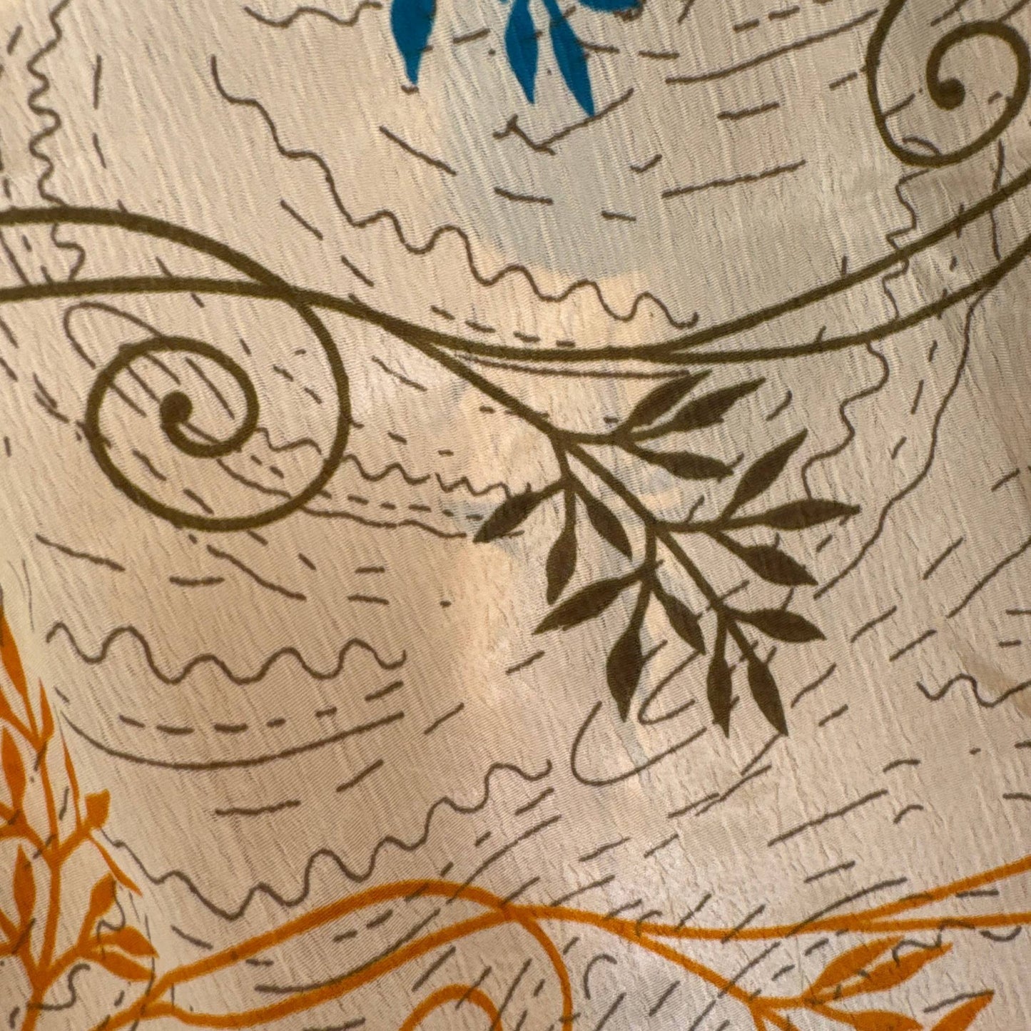 Upcycled Wickelbluse #935 aus Vintage-Sari in Beige & Orange – Detailansicht