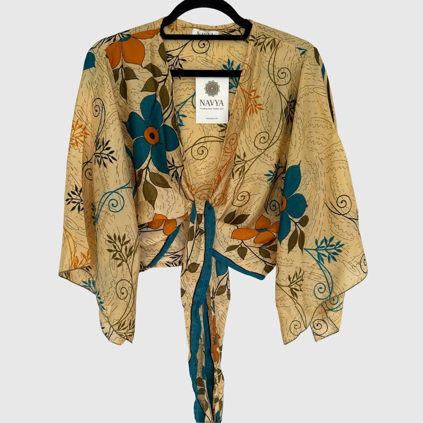 Upcycled Wickelbluse #935 aus Vintage-Sari in Beige & Orange – Vorderansicht