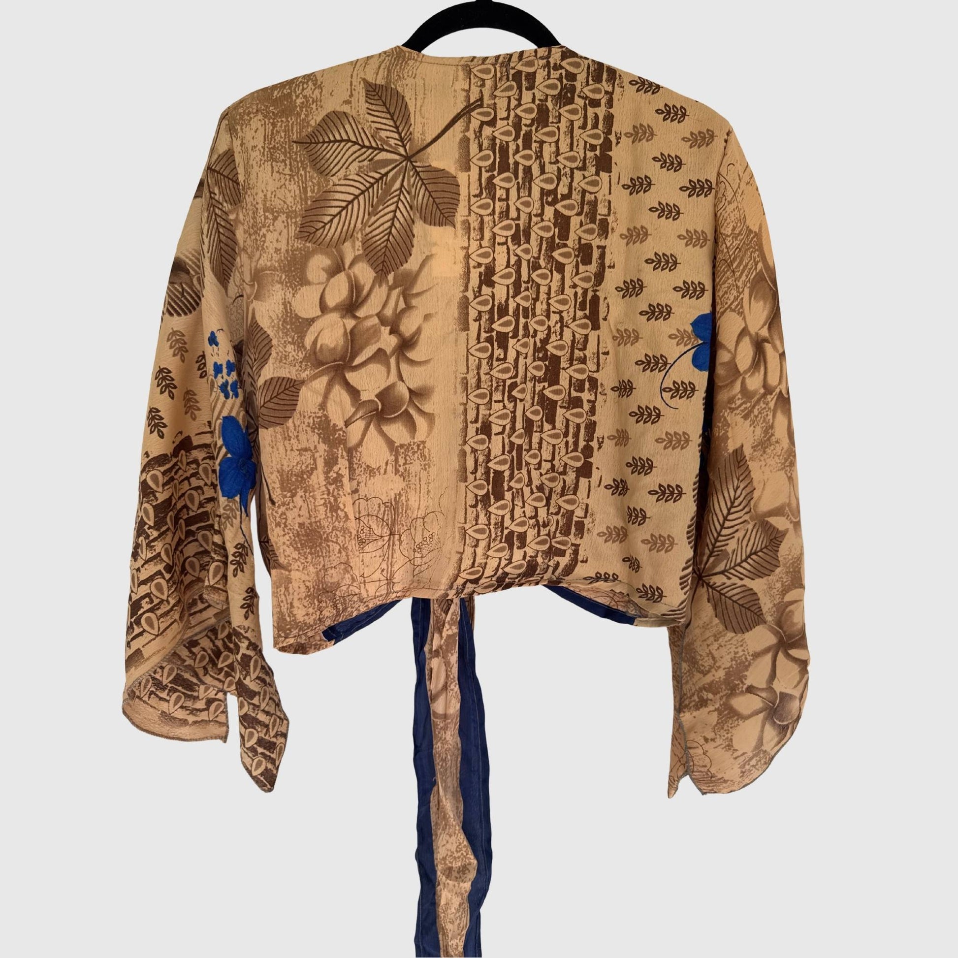 Upcycled Wickelbluse #936 aus Vintage-Sari in Beige & Braun – Rückansicht