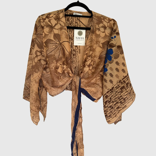 Upcycled Wickelbluse #936 aus Vintage-Sari in Beige & Braun – Vorderansicht