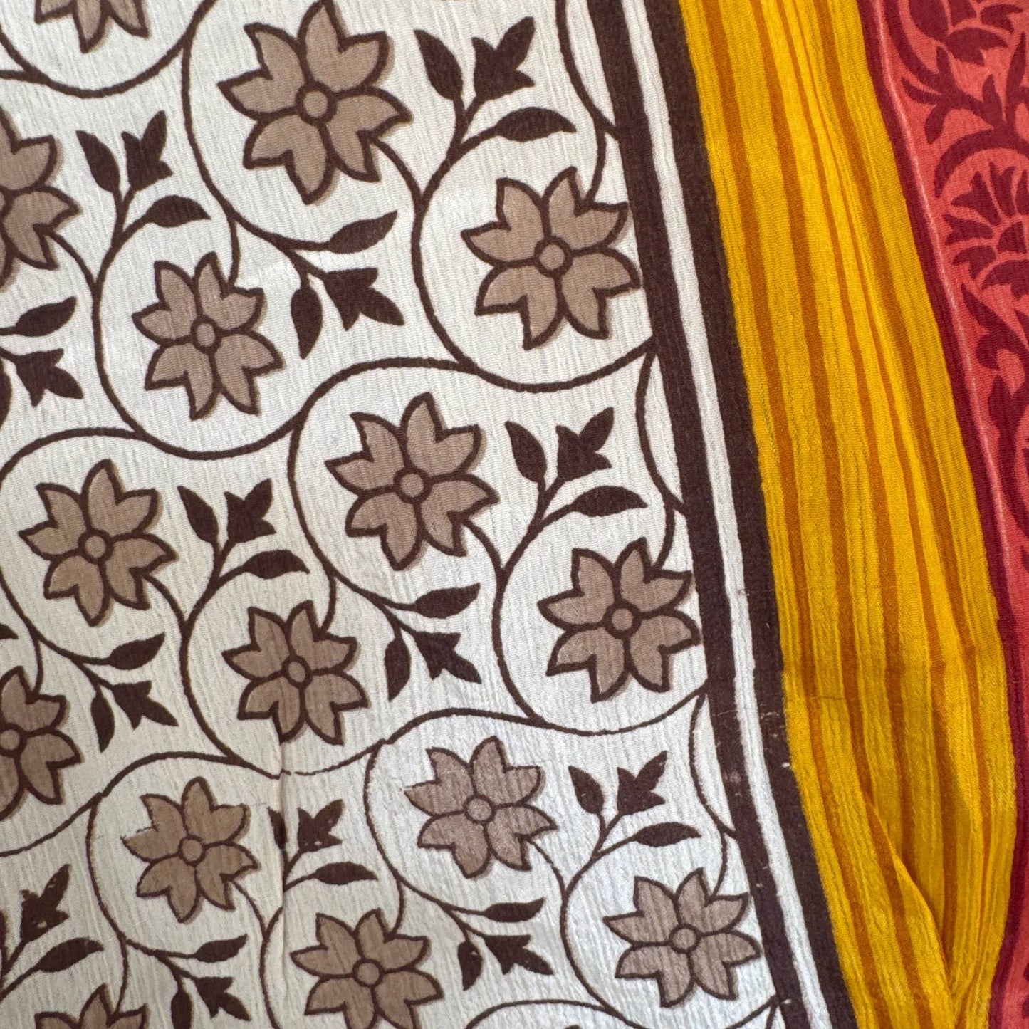 Upcycled Wickelbluse #937 aus Vintage-Sari in Dunkelrot & Beige – Detailansicht