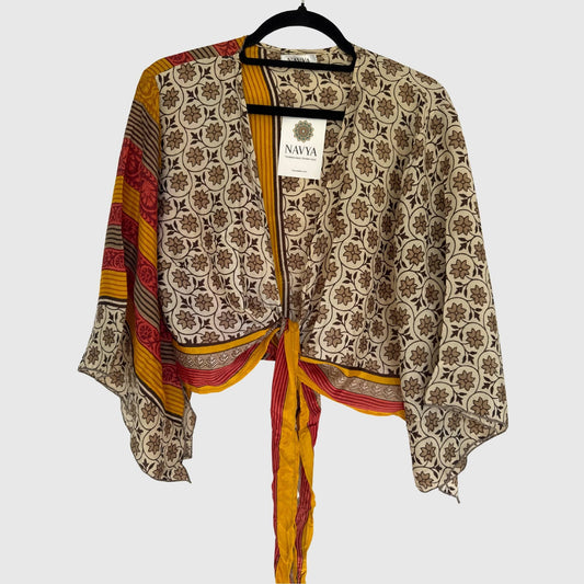 Upcycled Wickelbluse #937 aus Vintage-Sari in Dunkelrot & Beige – Vorderansicht