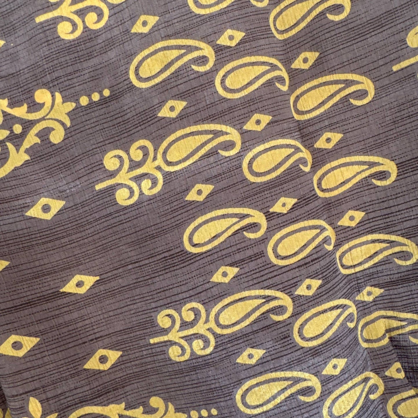 Upcycled Wickelbluse #939 aus Vintage-Sari in Braun & Rot – Detailansicht