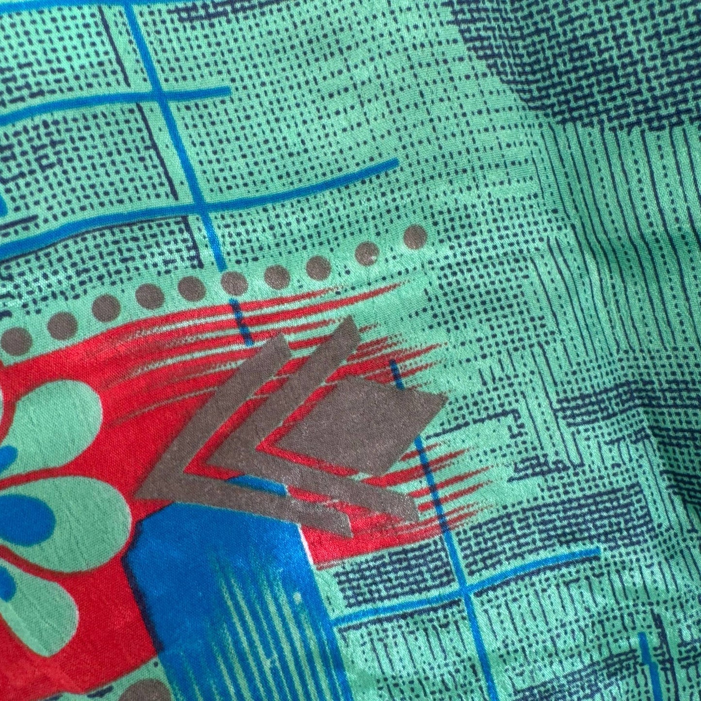 Upcycled Wickelbluse #941 aus Vintage-Sari in Türkis – Detailansicht