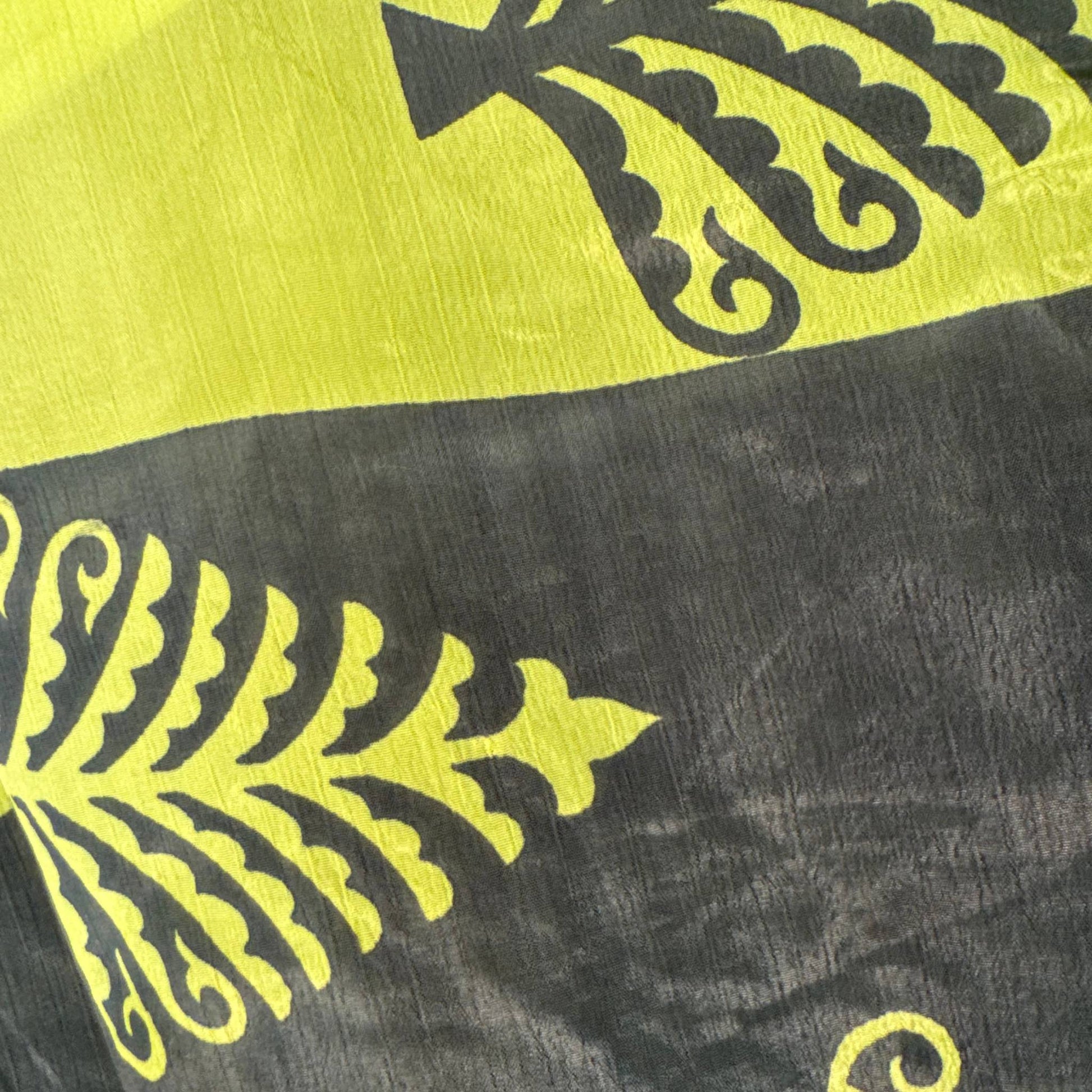 Upcycled Wickelbluse #942 aus Vintage-Sari in Grün & Limette – Detailansicht