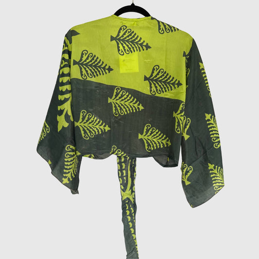 Upcycled Wickelbluse #942 aus Vintage-Sari in Grün & Limette – Rückansicht