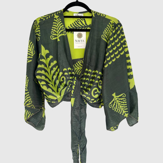 Upcycled Wickelbluse #942 aus Vintage-Sari in Grün & Limette – Vorderansicht