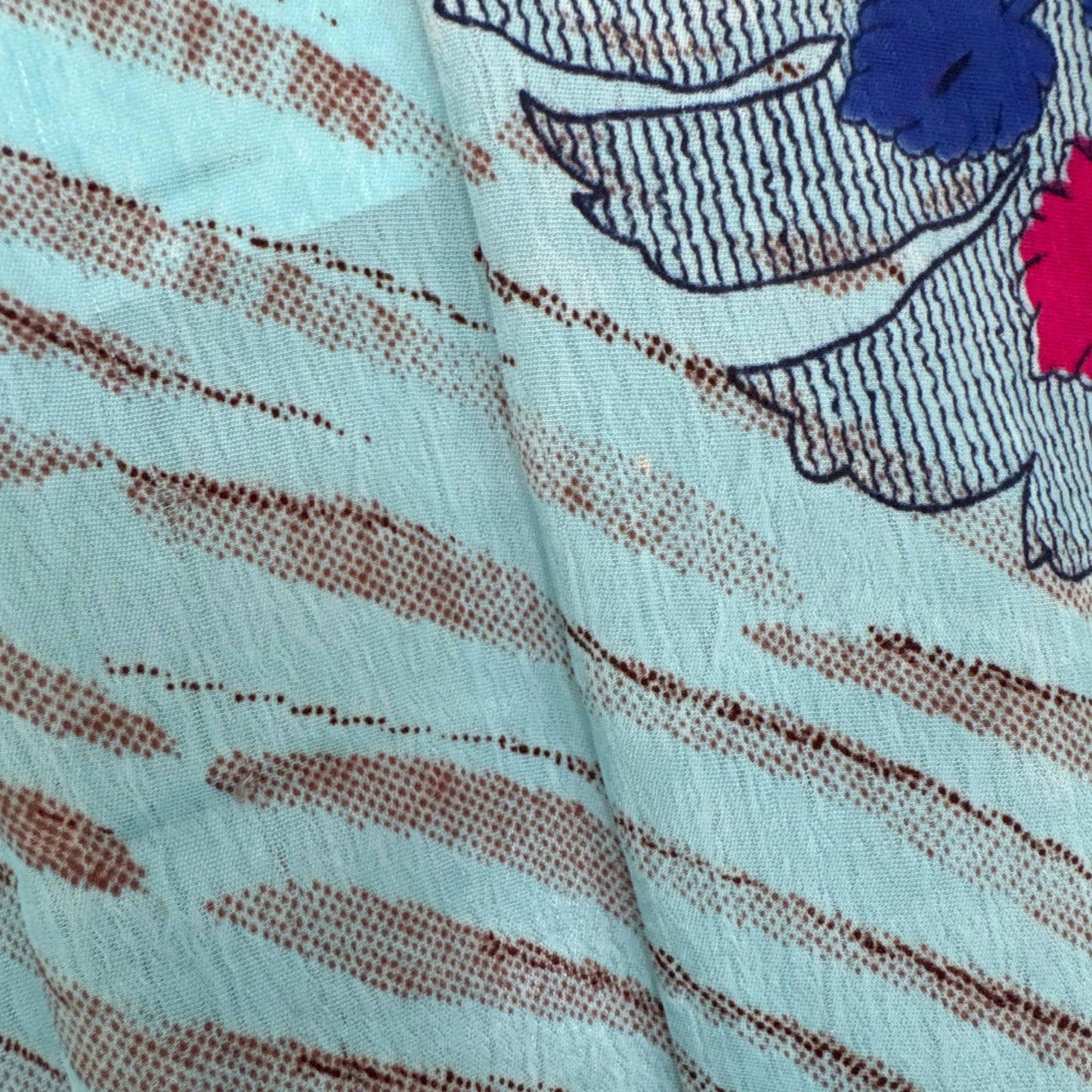 Upcycled Wickelbluse #944 aus Vintage-Sari in Türkis & Creme – Detailansicht