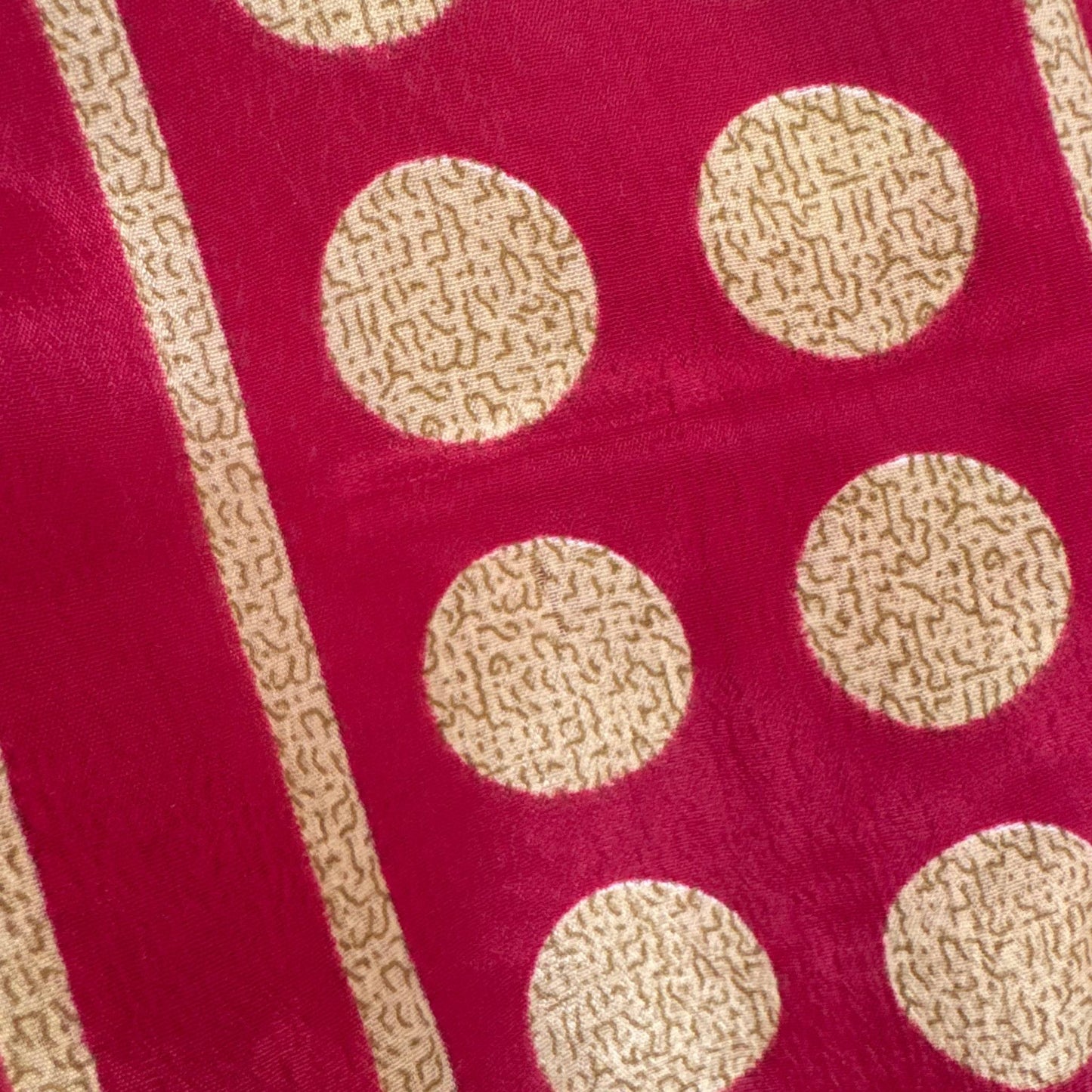 Upcycled Wickelbluse #945 aus Vintage-Sari in Pink & Rot – Detailansicht