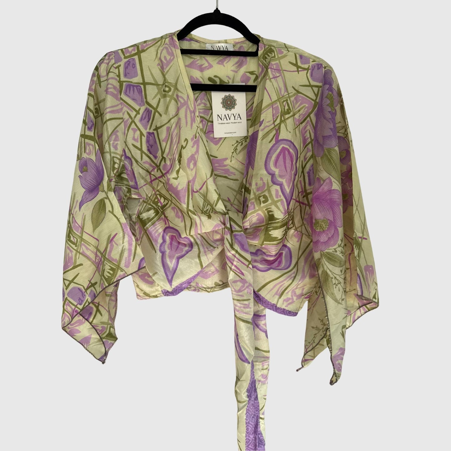 Upcycled Wickelbluse #946 aus Vintage-Sari in Braun & Creme – Vorderansicht