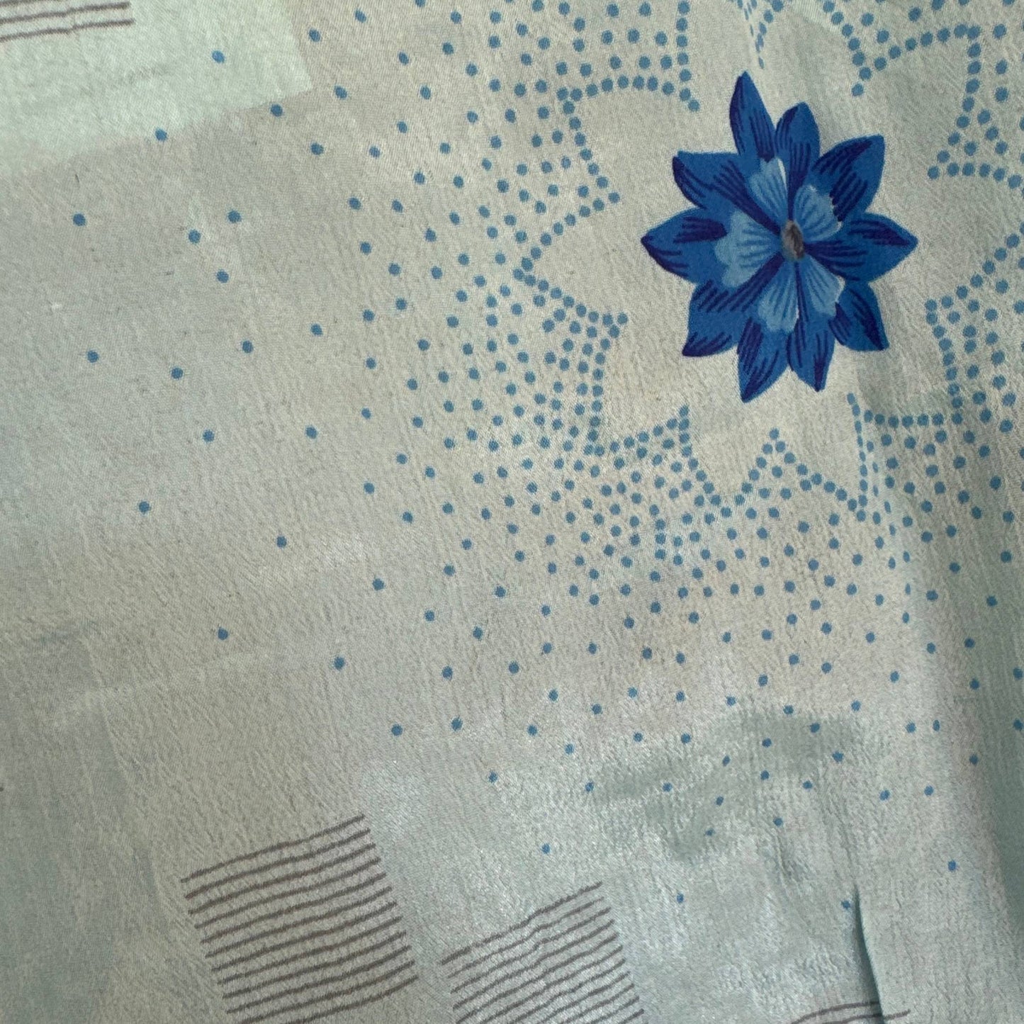 Upcycled Wickelbluse #947 aus Vintage-Sari in Türkis – Detailansicht