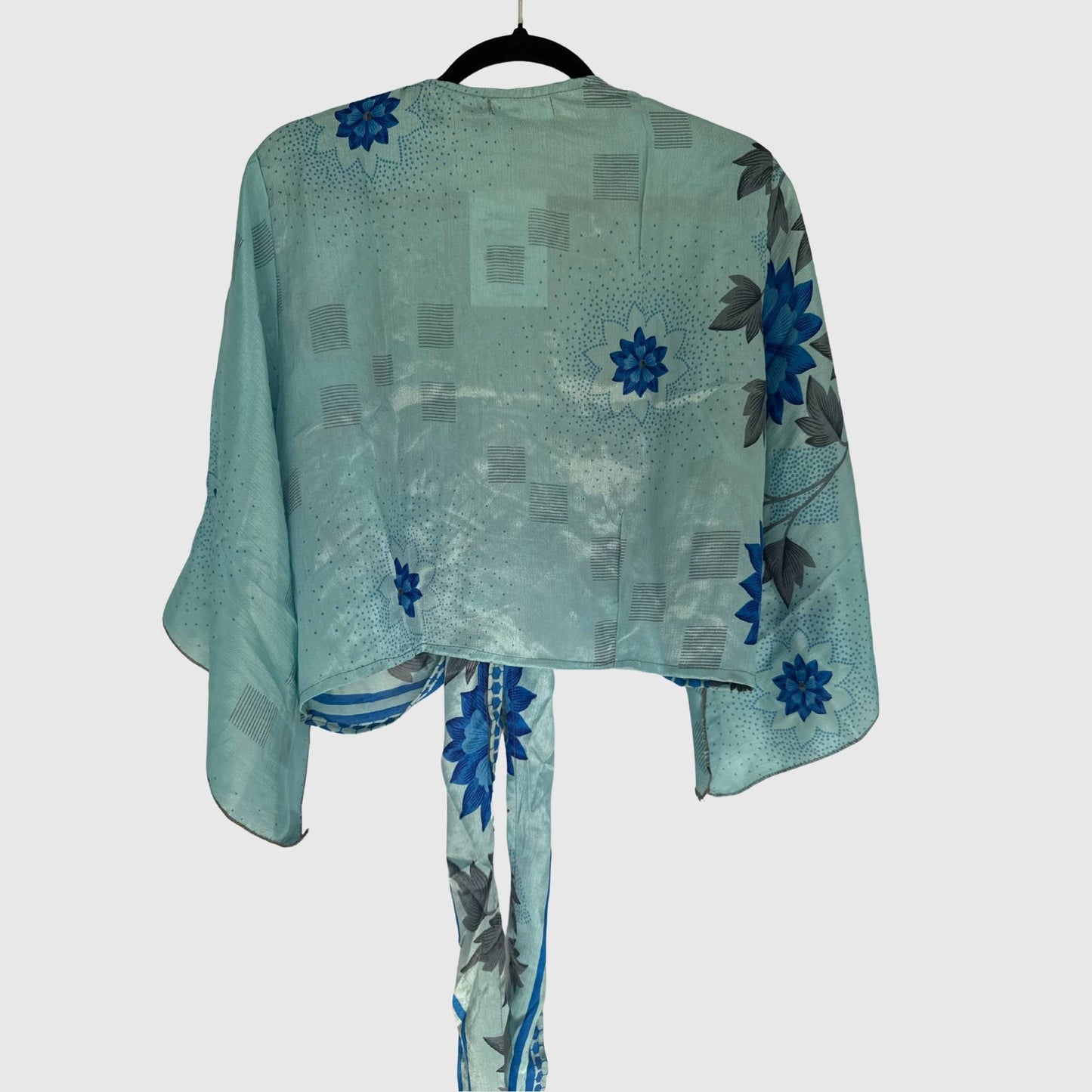 Upcycled Wickelbluse #947 aus Vintage-Sari in Türkis – Rückansicht