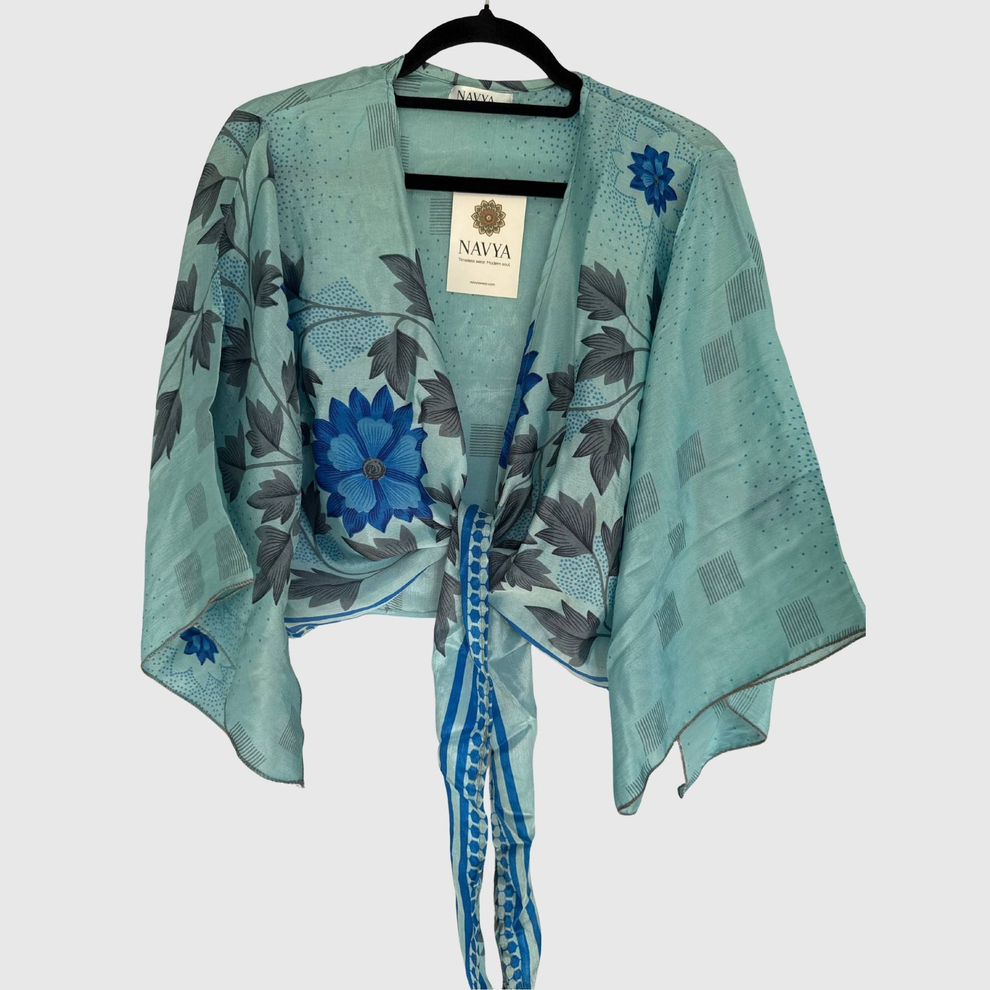 Upcycled Wickelbluse #947 aus Vintage-Sari in Türkis – Vorderansicht