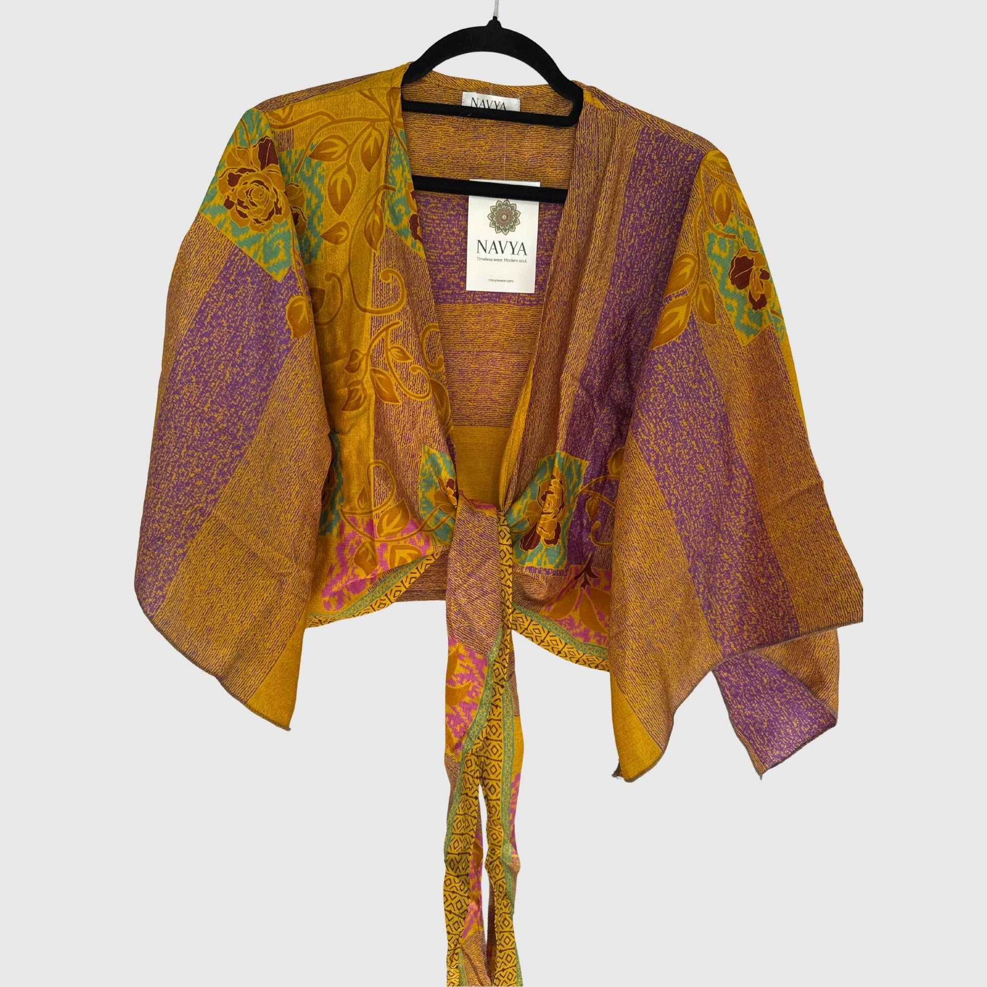 Upcycled Wickelbluse #948 aus Vintage-Sari in Orange & Pink – Vorderansicht