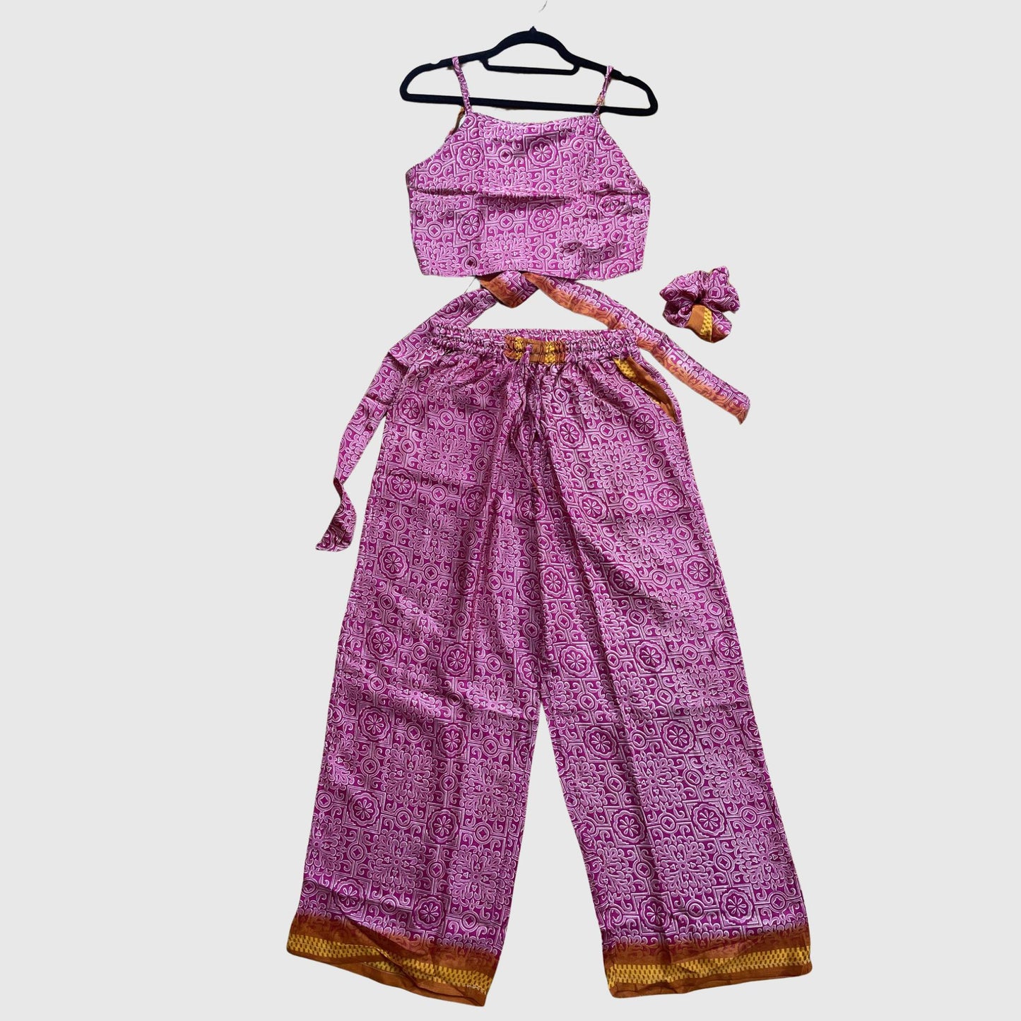 Upcycled Set aus Wickeltop und Palazzo-Hose aus Sari-Stoff in Pink, Vorderansicht