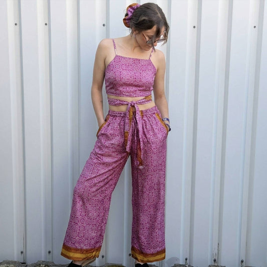 Model trägt Upcycled Set aus Wickeltop und Palazzo-Hose aus Sari-Stoff in Pink