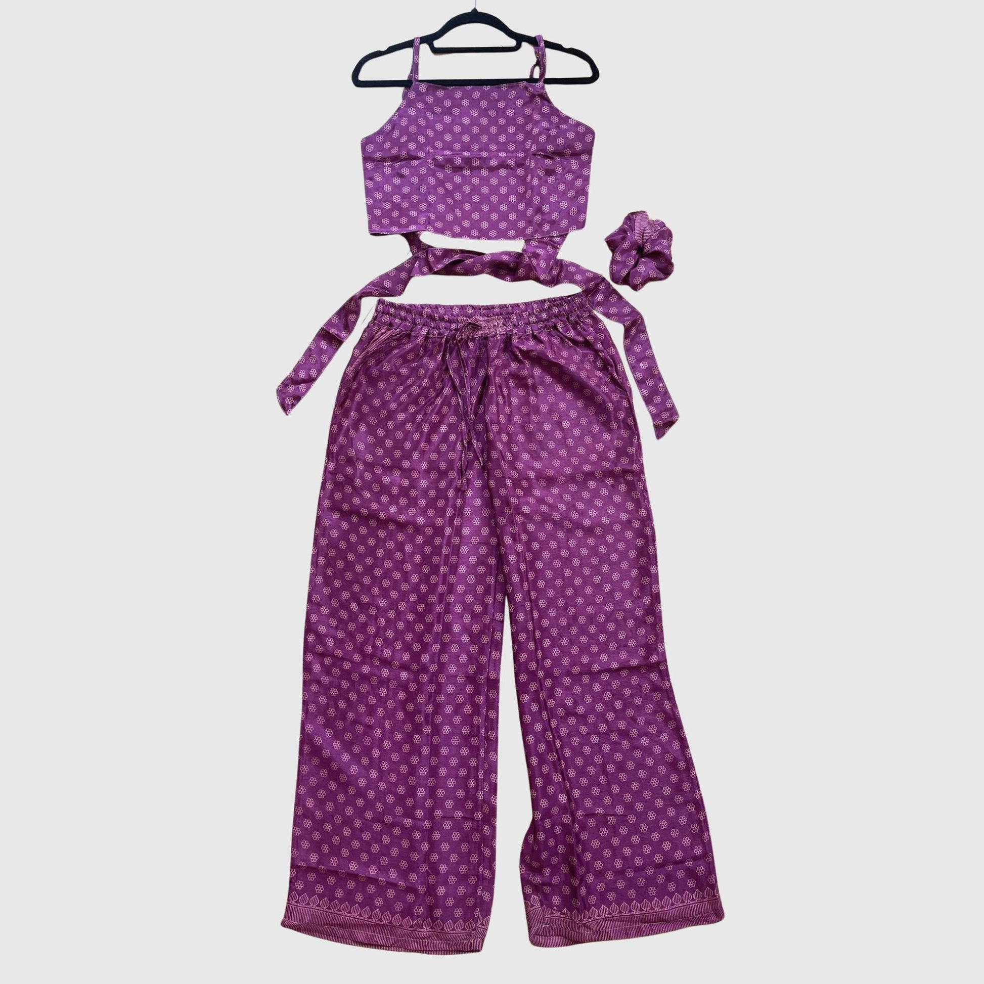 Upcycled Set aus Wickeltop und Palazzo-Hose aus Sari-Stoff in Lila, Vorderansicht