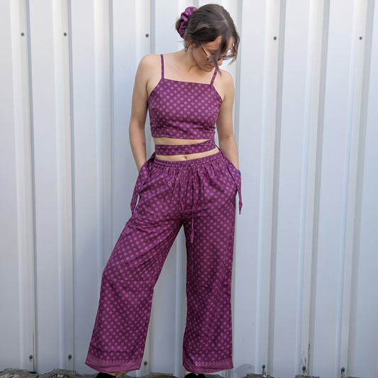 Model trägt Upcycled Set aus Wickeltop und Palazzo-Hose aus Sari-Stoff in Lila